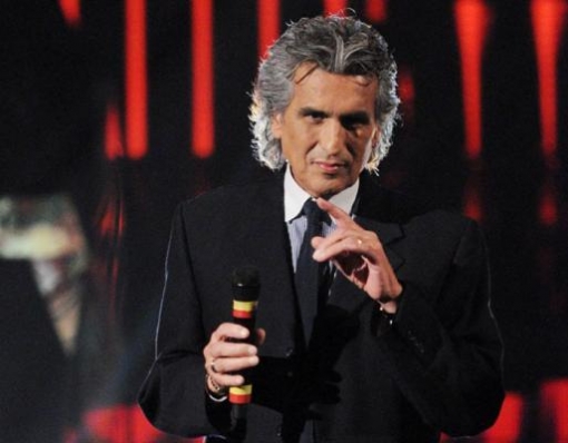 You are currently viewing TOTO CUTUGNO ofera un martisor romancelor de ziua lor