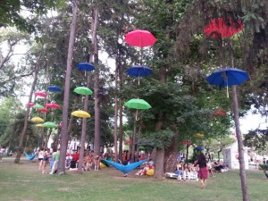 Untold in parc la umbrelute si hamacuri